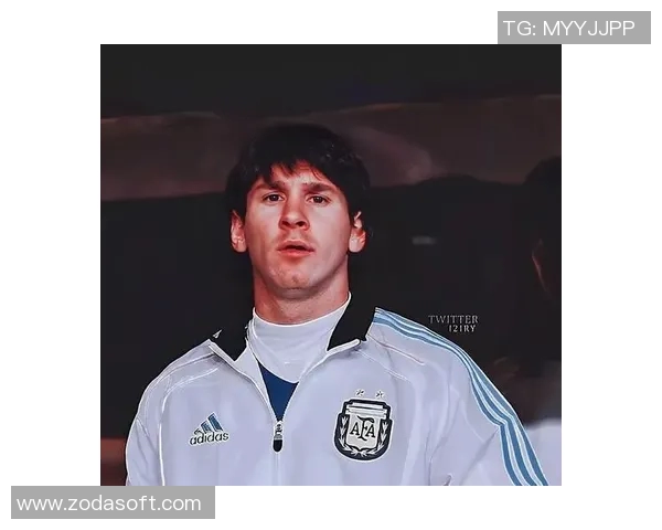 足球明星侧身照片头像展现运动魅力与个人风采的完美结合